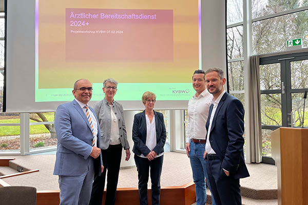 Der KVBW-Vorstand mit der ÄBD-Projektleitung, Geschäftsbereichsleiterin Kerstin Schubert, Florian Unuk und Sachgebietsleiter Hans-Peter Müller.