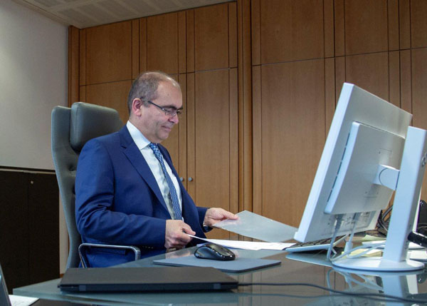 KVBW-Vorstand Dr. Karsten Braun am Schreibtisch