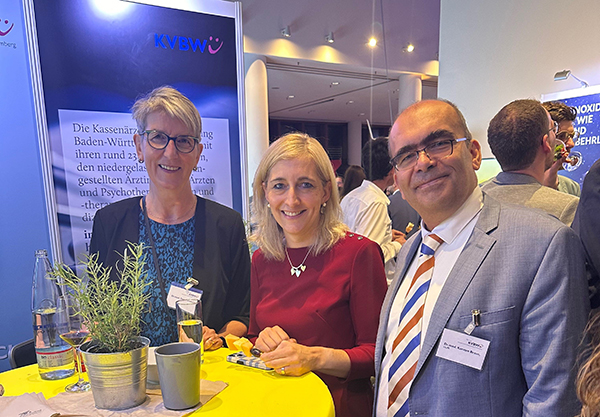 Dr. Doris Reinhardt, Nina Warken und Dr. Karsten Braun (v.l.n.r.) bei der Stallwächterparty der baden-württembergischen Landesvertretung in Berlin 2024 (Foto: KVBW)