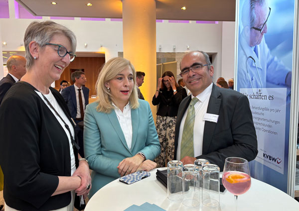 Stallwächterparty der baden-württembergischen Landesvertretung in Berlin 2025 Dr. Doris Reinhardt, Ministerin Nina Warken und Dr. Karsten Braun (v.l.n.r.) bei der Stallwächterparty der baden-württembergischen Landesvertretung in Berlin 2025 (Foto: KVBW)