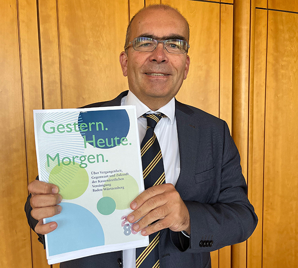 Dr. Karsten Braun, Vorstand der KVBW, mit dem Jubiläumsmagazin zum 80-jährigen Jubiläum der KVBW in 2025