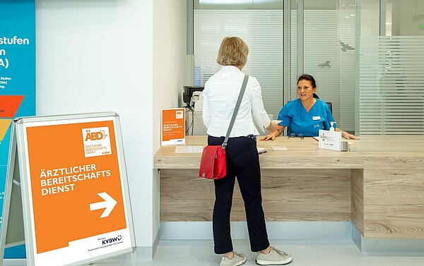 Empfangstresen der Bereitschaftspraxis Sigmaringen. Patientin stellt sich bei Anmeldung vor.