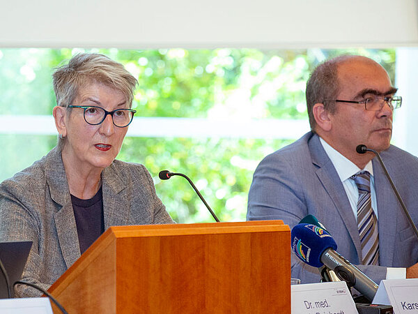 Der Vorstand der KVBW: Dr. Karsten Braun und Dr. Doris Reinhardt bei der Pressekonferenz zur Reform des ärztlichen Bereitschaftsdienstes