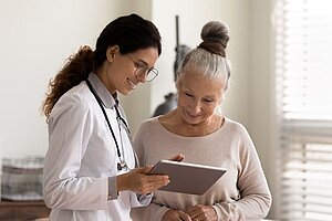 Ärztin erklärt medizinische Fragen mit einer Patientin