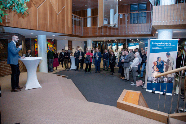 Gäste bei der Eröffnung der Ausstellung „Systemerkrankung. Arzt und Patient im Nationalsozialismus“ in der KVBW